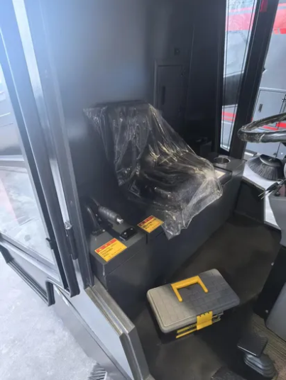 Hangcha-B1250-Ride-on-Floor-Scrubber-Lead-Acid-Battery-Industrial-Vacuum-Sweeping-Machine-CE-Certified-for-Factory-Warehouse-Steel-Yard (3)