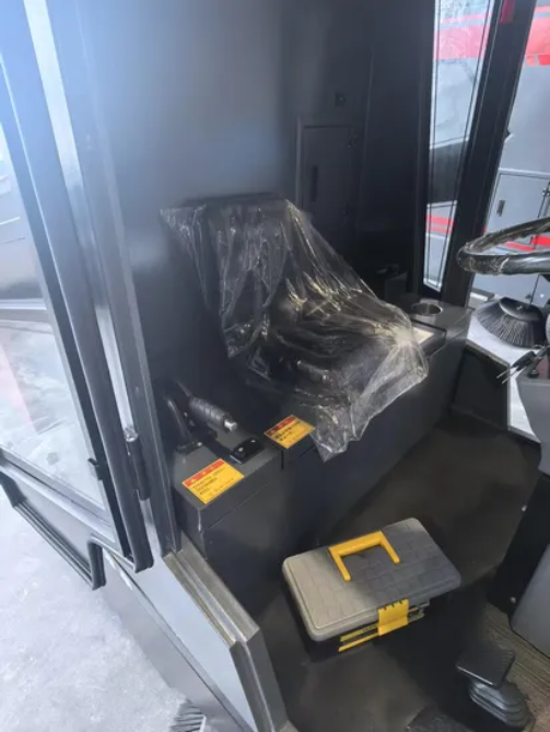 Hangcha-B1250-Ride-on-Floor-Scrubber-Lead-Acid-Battery-Industrial-Vacuum-Sweeping-Machine-CE-Certified-for-Factory-Warehouse-Steel-Yard (3)