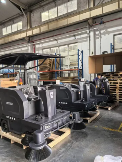 Hangcha-B1900-Lead-Acid-Ride-on-Floor-Sweeper-Automatic-Dust-Collection-Driving-Sweeper-Low-Noise-Cleaning-Machine-for-Workshop-Mall-Community-Street (2)