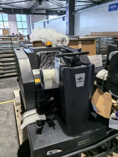 Hangchb1900-Lithium-Battery-Ride-on-Floor-Sweeper-Industrial-Driving-Road-Sweeping-Machine-for-Warehouse-Factory-Parking-Lot-with-Dust-Suppression-Vacuum-System (1)
