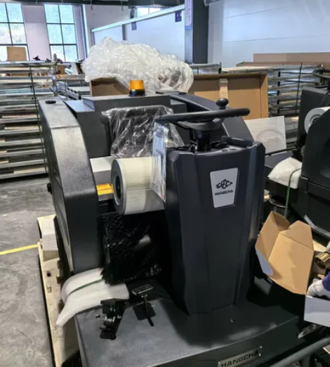 Hangchb1900-Lithium-Battery-Ride-on-Floor-Sweeper-Industrial-Driving-Road-Sweeping-Machine-for-Warehouse-Factory-Parking-Lot-with-Dust-Suppression-Vacuum-System (1)