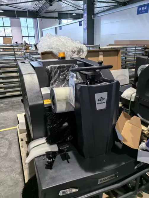 Hangchb1900-Lithium-Battery-Ride-on-Floor-Sweeper-Industrial-Driving-Road-Sweeping-Machine-for-Warehouse-Factory-Parking-Lot-with-Dust-Suppression-Vacuum-System (1)