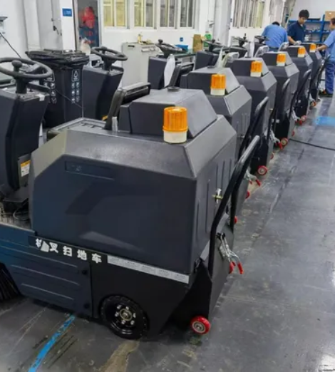 Hangchb1900-Lithium-Battery-Ride-on-Floor-Sweeper-Industrial-Driving-Road-Sweeping-Machine-for-Warehouse-Factory-Parking-Lot-with-Dust-Suppression-Vacuum-System (2)