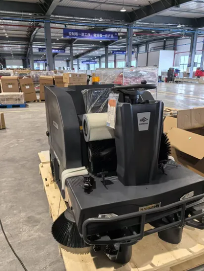 New-Hangcha-B1350-Electric-Ride-on-Sweeper-with-Lead-Acid-Battery-Large-Capacity-Dust-Bin-for-Cement-Asphalt-Ground-Cleaning (1)