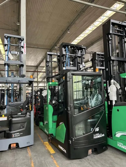 Small-Aisle-Working-Hangcha-Cqd20-AC5h-1200kg-AC-Seated-Electric-Reach-Truck-High-Stacking-Height-Regenerative-Braking-Energy-Saving-Warehouse-Truck (1)