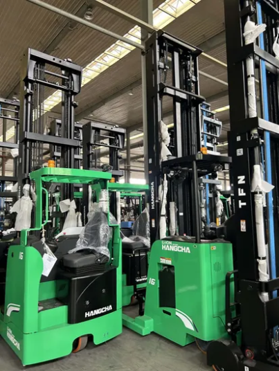 Small-Aisle-Working-Hangcha-Cqd20-AC5h-1200kg-AC-Seated-Electric-Reach-Truck-High-Stacking-Height-Regenerative-Braking-Energy-Saving-Warehouse-Truck